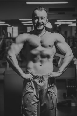 Kameraya poz yakışıklı atletik erkek