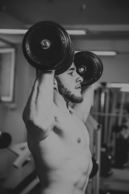 Adam jimnastik salonu. Egzersiz halter kılıyor. Spor, güç, halter, gerginlik, egzersiz - sağlıklı bir yaşam tarzı kavramı. Fitness ve spor hakkında makale.
