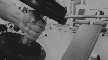 Vücut geliştirme dumbbells ile. Husky büyük bir dumbbell elinde tutar. Spor, vücut geliştirme, sağlıklı yaşam tarzı.