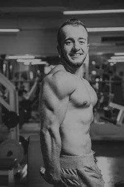 Kameraya poz yakışıklı atletik erkek