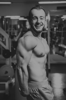 Kameraya poz yakışıklı atletik erkek