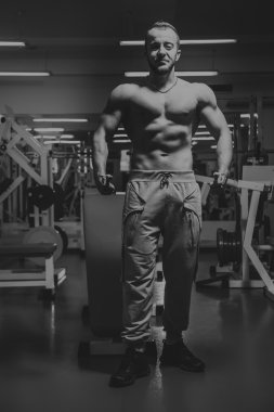 Kameraya poz yakışıklı atletik erkek