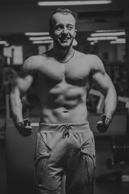 Kameraya poz yakışıklı atletik erkek