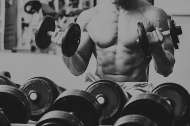 Kaslı adam serbest ağırlık ile çalışma.