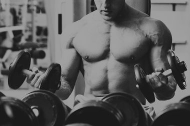 Kaslı adam serbest ağırlık ile çalışma.