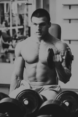 Kaslı adam serbest ağırlık ile çalışma.