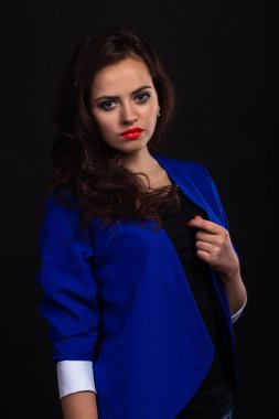 Güzel bir kız Güzellik Portresi. Parlak Festival makyaj, glitter, pırıltılar, parlak ruj.