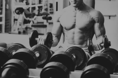 Kaslı adam serbest ağırlık ile çalışma.