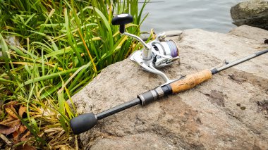 Balık tutma. Doğa. İplik Nehri üzerinde. Spor balıkçılık. Güzel doğa. Etkin ülke dinlenme kavramı.