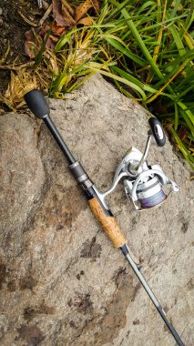 Balık tutma. Doğa. İplik Nehri üzerinde. Spor balıkçılık. Güzel doğa. Etkin ülke dinlenme kavramı.