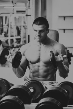 Kaslı adam serbest ağırlık ile çalışma.