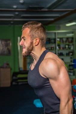 Adam jimnastik salonu. Egzersiz halter kılıyor. Spor, güç, halter, gerginlik, egzersiz - sağlıklı bir yaşam tarzı kavramı. Fitness ve spor hakkında makale.