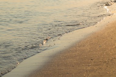 Güzel gün batımı denize. Deniz, güneş ve kum.