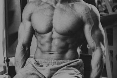 Güçlü kas adam jimnastik egzersizleri yapıyor.