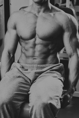 Güçlü kas adam jimnastik egzersizleri yapıyor.