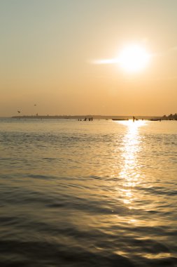 Manzara fotoğraf sahilde. Güzel bir çöl doğa. Sonsuz mavi deniz ve kumsal. Fotoğraf doğal dergiler, posterler ve Web siteleri için.