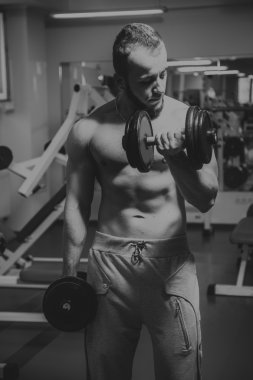 Adam jimnastik salonu. Egzersiz halter kılıyor. Spor, güç, halter, gerginlik, egzersiz - sağlıklı bir yaşam tarzı kavramı. Fitness ve spor hakkında makale.