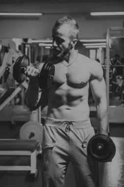 Adam jimnastik salonu. Egzersiz halter kılıyor. Spor, güç, halter, gerginlik, egzersiz - sağlıklı bir yaşam tarzı kavramı. Fitness ve spor hakkında makale.