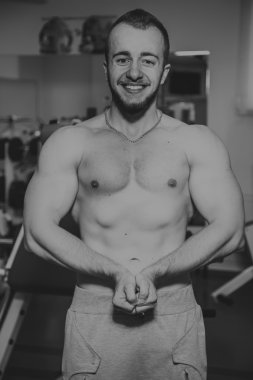 Kameraya poz yakışıklı atletik erkek