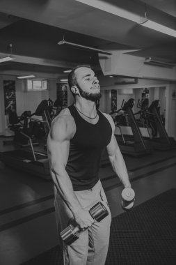 Adam jimnastik salonu. Egzersiz halter kılıyor. Spor, güç, halter, gerginlik, egzersiz - sağlıklı bir yaşam tarzı kavramı. Fitness ve spor hakkında makale.