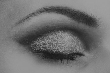 Seksi esmer beyaz zemin üzerinde. Profesyonel makyaj. Moda dergileri, afiş ve Web siteleri için fotoğraf.