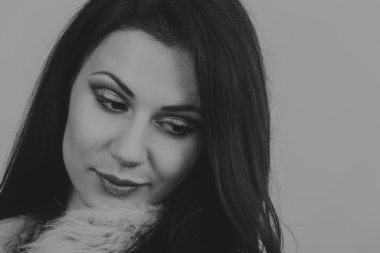 Seksi esmer beyaz zemin üzerinde. Profesyonel makyaj. Moda dergileri, afiş ve Web siteleri için fotoğraf.