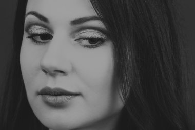 Seksi esmer beyaz zemin üzerinde. Profesyonel makyaj. Moda dergileri, afiş ve Web siteleri için fotoğraf.