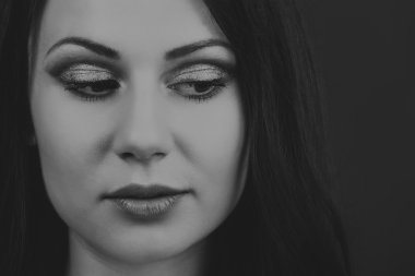 Seksi esmer beyaz zemin üzerinde. Profesyonel makyaj. Moda dergileri, afiş ve Web siteleri için fotoğraf.