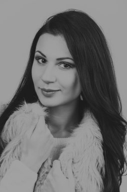 Seksi esmer beyaz zemin üzerinde. Profesyonel makyaj. Moda dergileri, afiş ve Web siteleri için fotoğraf.