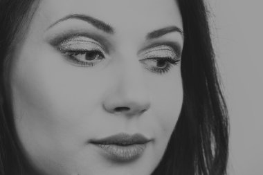 Seksi esmer beyaz zemin üzerinde. Profesyonel makyaj. Moda dergileri, afiş ve Web siteleri için fotoğraf.