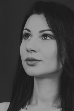 Seksi esmer beyaz zemin üzerinde. Profesyonel makyaj. Moda dergileri, afiş ve Web siteleri için fotoğraf.