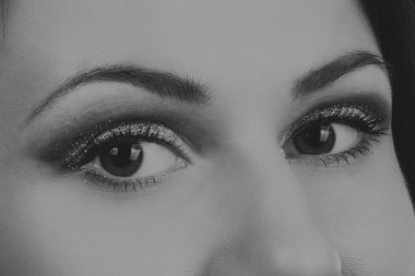 Seksi esmer beyaz zemin üzerinde. Profesyonel makyaj. Moda dergileri, afiş ve Web siteleri için fotoğraf.