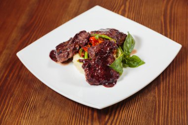 Pişmiş et kiraz domates ve fesleğen sos ile.