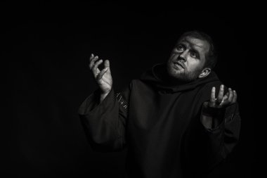 Güzel ve büyüleyici oyun tiyatro aktör kamera. Siyah ve beyaz fotoğraf aktör karanlık bir arka plan üzerinde bir dilenci kılığında. Dekore edilmiş sahne görüntü ve profesyonel makyaj.