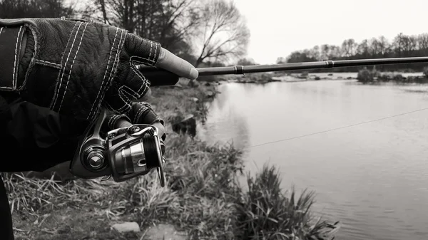 Pesca. La natura. Girando sul fiume. Pesca sportiva. Bellissima natura. Il concetto di riposo attivo in campagna . — Foto Stock