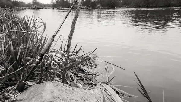 Pêche. La nature. Je tourne sur la rivière. Pêche sportive. Belle nature. Le concept de repos actif dans le pays . — Photo