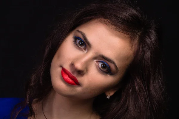Portrait de beauté d'une belle fille. Maquillage festif lumineux, paillettes, paillettes, rouge à lèvres lumineux . — Photo