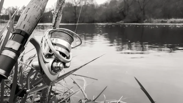 Pesca. La natura. Girando sul fiume. Pesca sportiva. Bellissima natura. Il concetto di riposo attivo in campagna . — Foto Stock