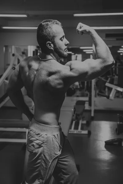 Handsome athletic man posing to the camera — Stock Photo, Image