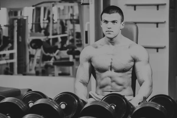 Musclé gars travaillant avec des poids libres . — Photo