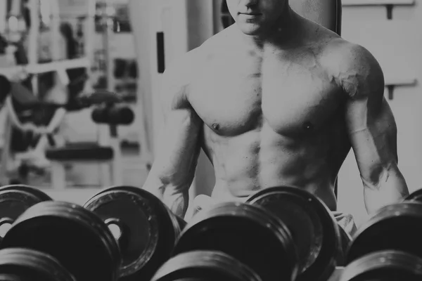 Ragazzo muscolare che lavora con pesi liberi . — Foto Stock