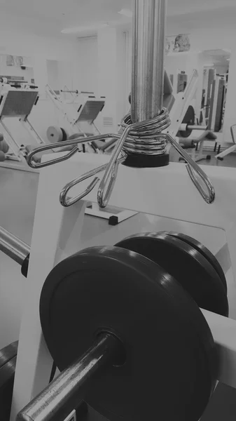 Vücut geliştirme dumbbells ile. Husky büyük bir dumbbell elinde tutar. Spor, vücut geliştirme, sağlıklı yaşam tarzı. — Stok fotoğraf