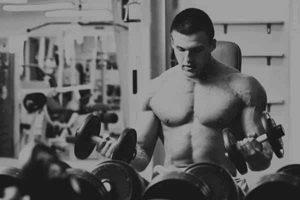 Musclé gars travaillant avec des poids libres . — Photo
