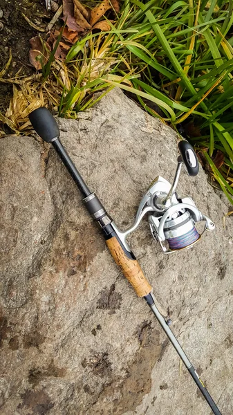 Pesca. La natura. Girando sul fiume. Pesca sportiva. Bellissima natura. Il concetto di riposo attivo in campagna . — Foto Stock