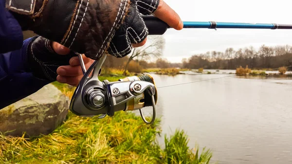 Hengelsport. Natuur. Spinnen op de rivier. Sportvissen. Prachtige natuur. Het concept van actieve land rust. — Stockfoto