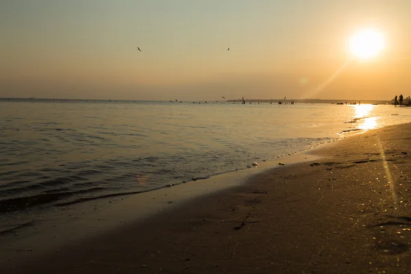 Gyönyörű naplemente a tenger fölött. Tenger, a nap és a homok. — Stock Fotó