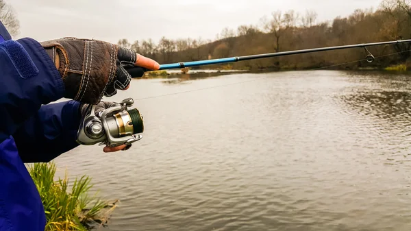 Pesca. La natura. Girando sul fiume. Pesca sportiva. Bellissima natura. Il concetto di riposo attivo in campagna . — Foto Stock