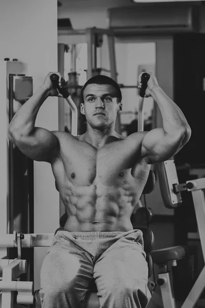 在健身房锻炼的强壮肌肉男. — 图库照片