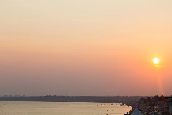 Kaunis auringonlasku kuva. Henkeäsalpaava maisema. Luonnonvaraiset linnut auringonlaskun taustalla. Kuva luontolehtiin, taustoihin ja verkkosivuihin . — kuvapankkivalokuva