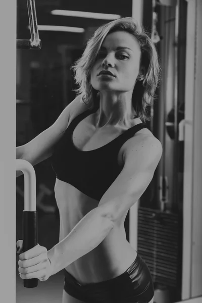 체육관에서 스포티 한 여자입니다. 아름 다운 근육 운동 건물 근육 여자를 맞습니다. 체육관에서 운동을 하 고 좋은 섹시 한 여자. — 스톡 사진